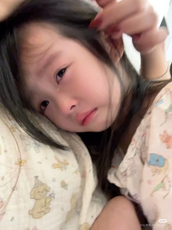 Tại sao sau khi bị mẹ đ.ánh mắng, trẻ vẫn khóc lóc bám lấy đòi mẹ ôm?