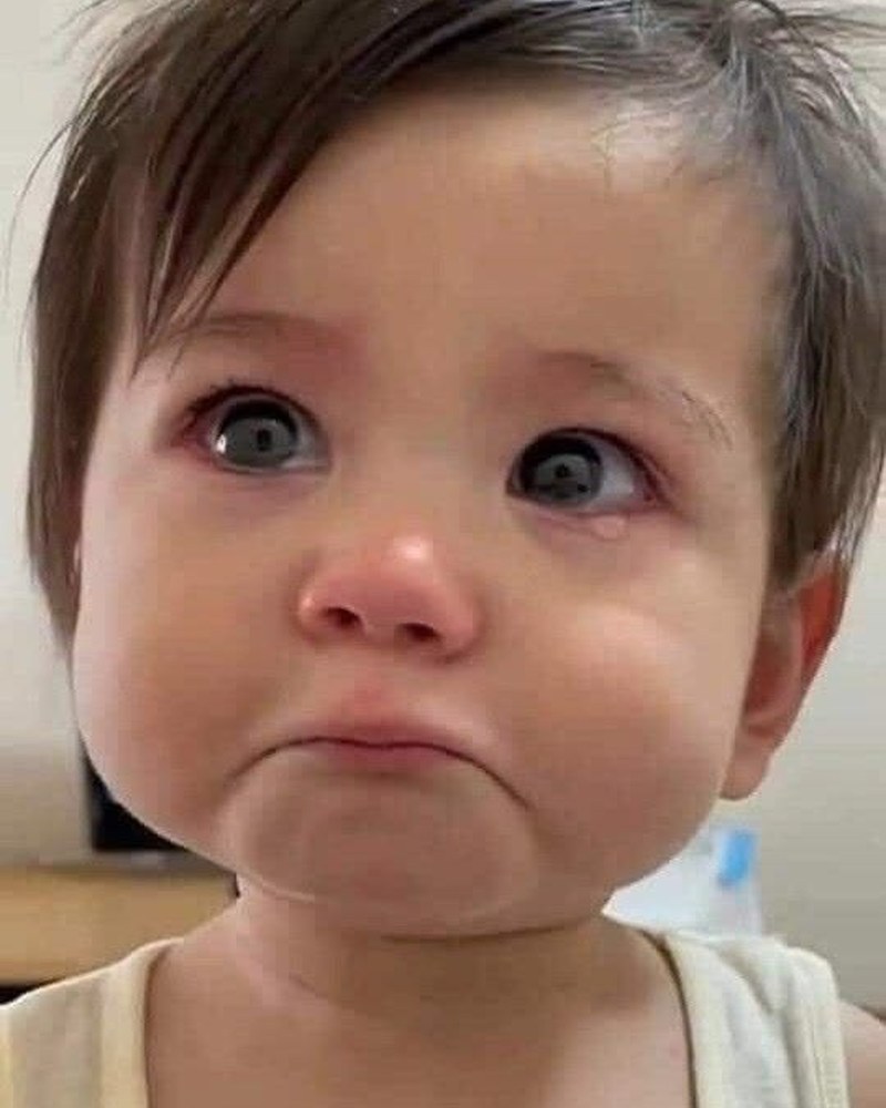 Tại sao con trai tôi làm đổ nước, tôi bảo con lau sạch trước rồi mới xem tivi, mà nó thà khóc đến khản cả cổ cũng không chịu lau, tôi phải làm sao?