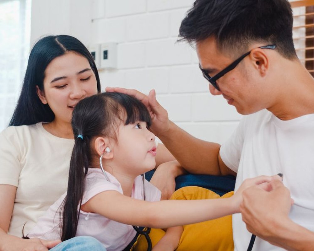 Cho con nghe tiếng Anh hiệu quả tại nhà khi ba mẹ cùng trò chuyện, tương tác với con