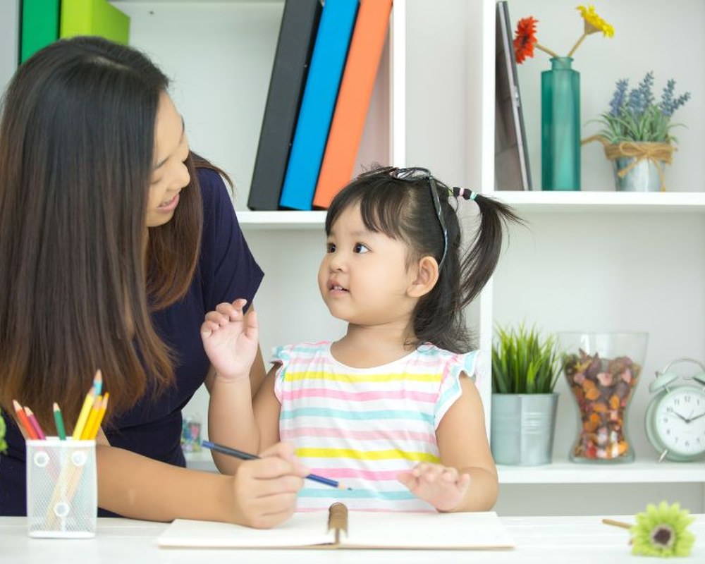Ba/mẹ có thể cho con vừa nhìn tranh minh họa vừa nghe hoặc ngân nga theo bài hát