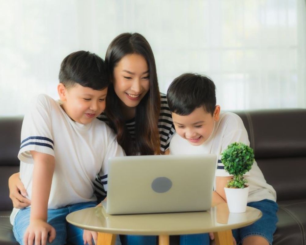 Chỉ cần vài câu, vài từ lặp lại đều đặn mỗi ngày đã đủ để tạo ra một môi trường tiếp xúc có giá trị, không cần ba/mẹ phải giao tiếp hoàn toàn bằng tiếng Anh với con