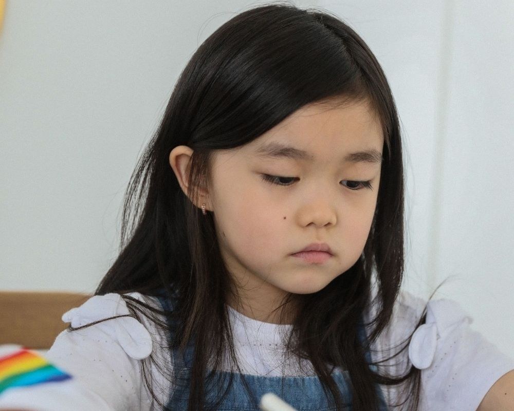 Trẻ nhút nhát lại sợ nói tiếng Anh có thể đến từ nhiều yếu tố như: con sợ bị phán xét, áp lực từ lớp học,...