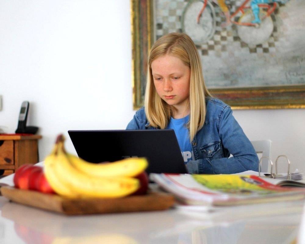 Personalized Learning (Cá nhân hóa việc học) là phương pháp giáo dục thiết kế lộ trình, mục tiêu và tốc độ học tập dựa trên nhu cầu, sở thích, điểm mạnh và điểm yếu riêng của từng học sinh