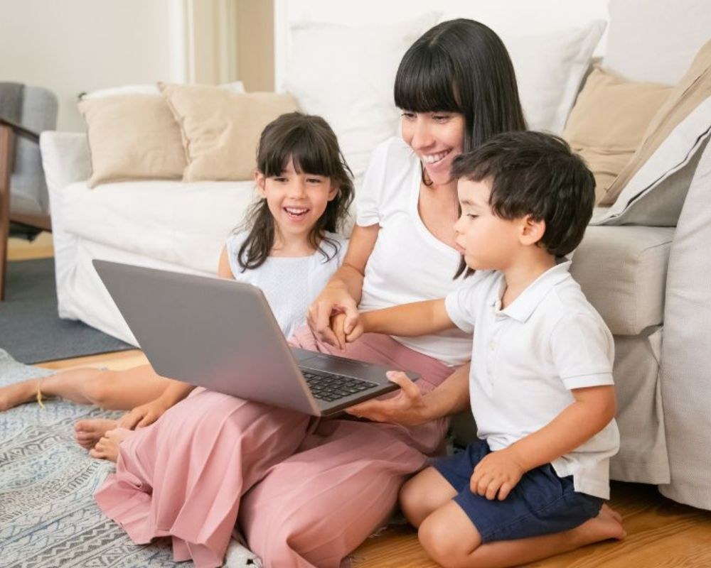 Môi trường tại nhà giúp nhân lên số lần con được tiếp xúc tiếng Anh mỗi ngày, thay vì chỉ giới hạn trong buổi học