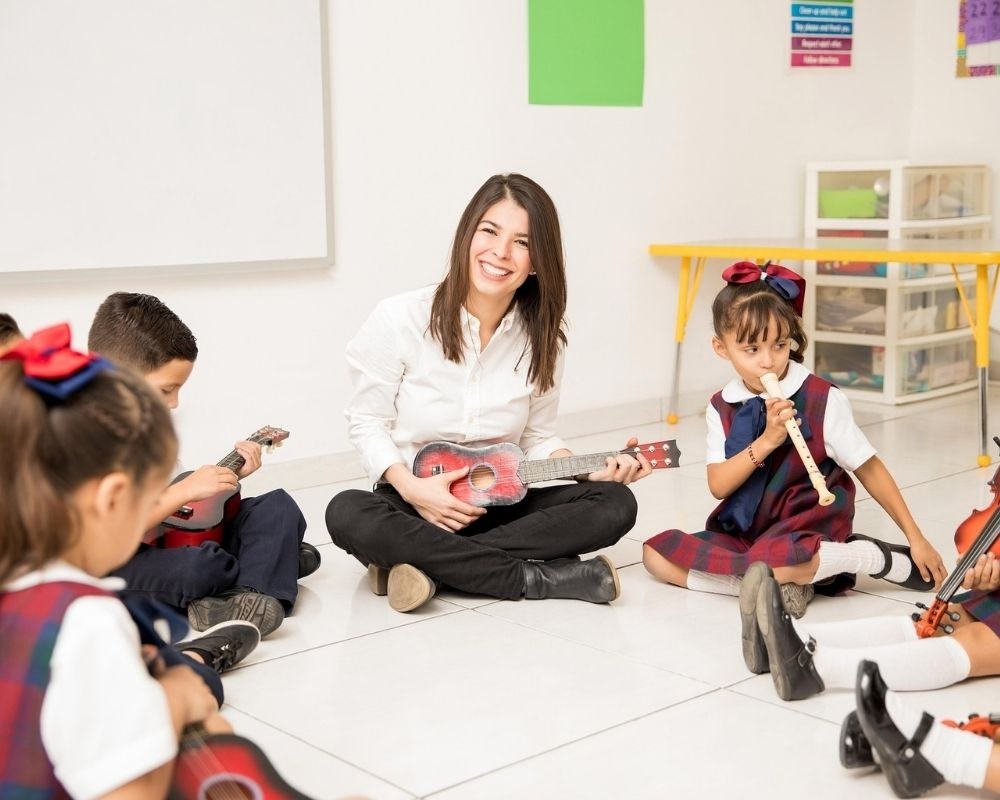 Việc học bảng chữ cái Alphabet giúp trẻ nhận diện ký tự, nhưng chính Phonics mới là công cụ trực tiếp giúp trẻ cất lời phát âm và đọc thông viết thạo