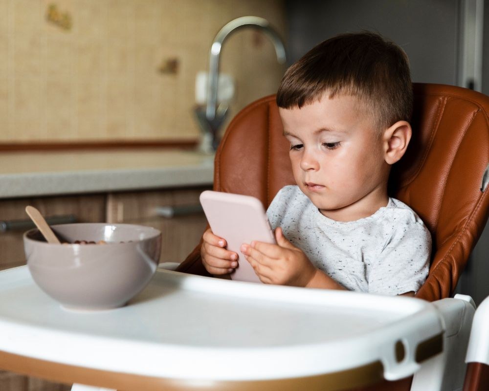 Khi vừa ăn vừa xem điện thoại ở trẻ nhỏ Gây hại nghiêm trọng cho hệ tiêu hóa
