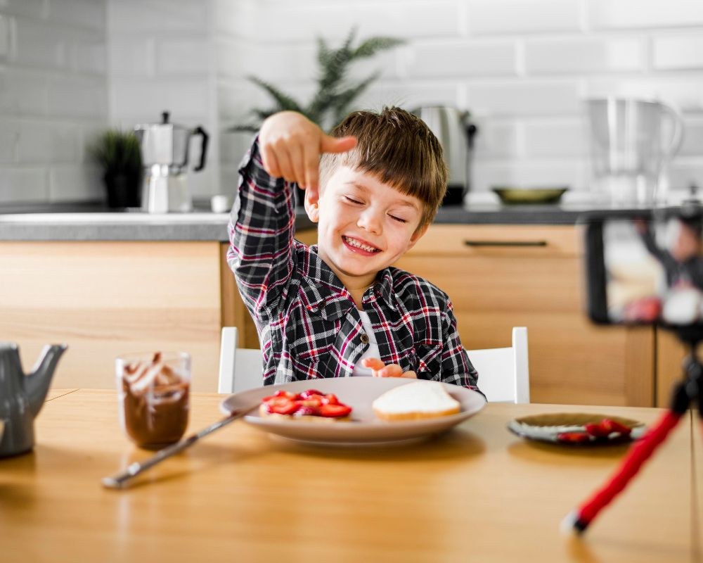 Cho trẻ xem điện thoại khi ăn hình thành thói quen ngậm thức ăn và lười nuốt
