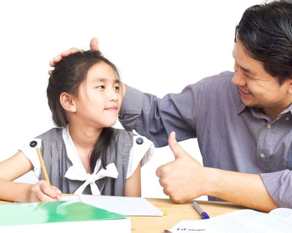 Không công nghệ nào thay được cảm giác an toàn khi trẻ được ba mẹ công nhận, khen ngợi hay đơn giản là ngồi cạnh trong lúc luyện nói