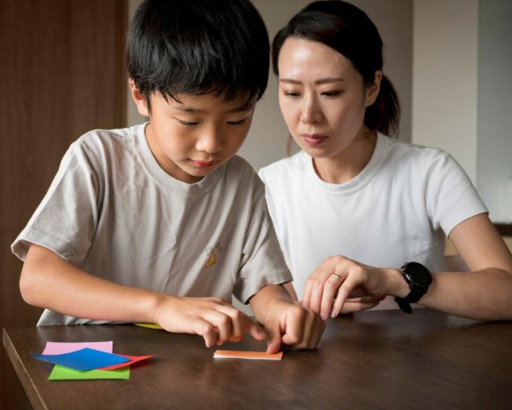 Việc ép con nói tiếng anh ngay lập tức khi con chưa sẵn sàng dễ gây phản tác dụng